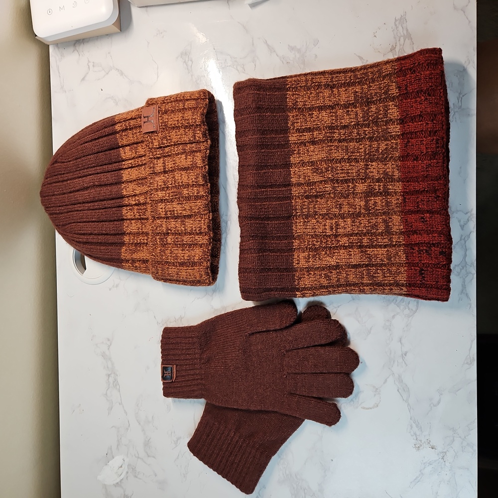 Unisex hat, neck scarf & gloves